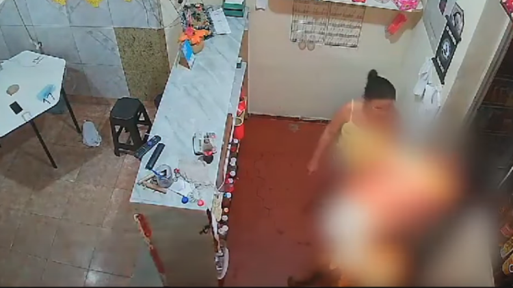 Gruaja djeg të gjallë burrin, pamje të rënda (VIDEO)