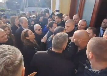 Deputetët e PD-së mbeten jashtë parlamentit, Garda bëhet “mur”