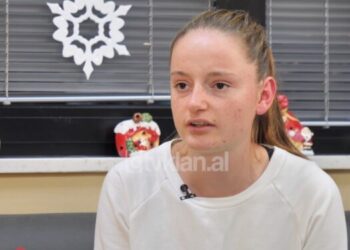 Historia e trishtë e 17-vjeçares, tregon arsyen pse nëna e la në…