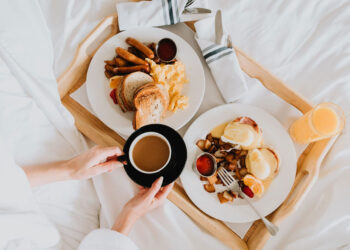 Shkakton probleme, çfarë nuk duhet të konsumoni me stomakun bosh