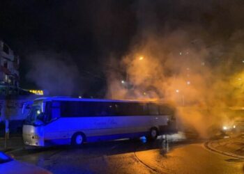 VIDEO/ Merr flakë autobusi në Elbasan