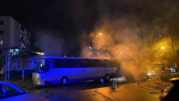 VIDEO/ Merr flakë autobusi në Elbasan