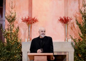 Rama uron Krishtlindjet me tablonë e pikturuar në atelienë e Çetirëve