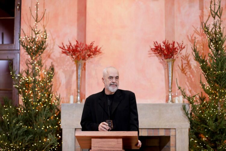 Rama uron Krishtlindjet me tablonë e pikturuar në atelienë e Çetirëve