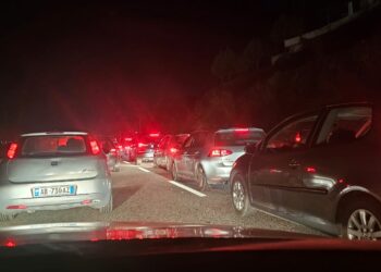 VIDEO/ Rradhë kilometrike makinash, ç’po ndodh në hyrje të Elbasanit