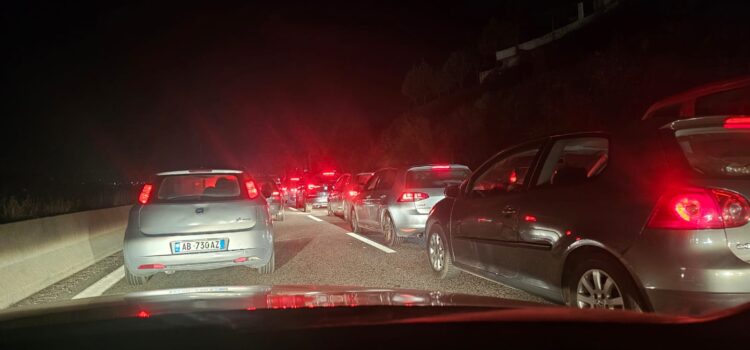 VIDEO/ Rradhë kilometrike makinash, ç’po ndodh në hyrje të Elbasanit