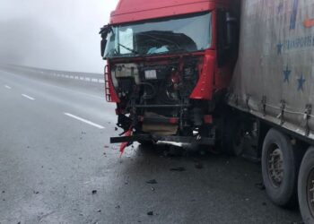 FOTOT/ Aksidenti në Rrugën e Kombit, si u përplas kamioni me 5 makina