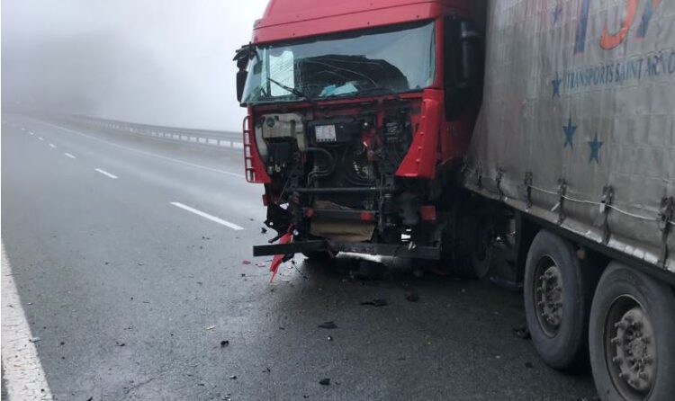 FOTOT/ Aksidenti në Rrugën e Kombit, si u përplas kamioni me 5 makina