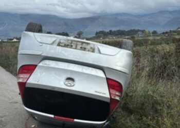 Automjeti përmbyset në aksin Sarandë-Delvinë, plagoset drejtuesi