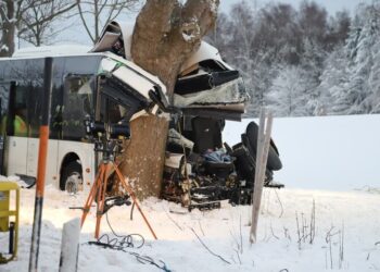 Autobusi i shkollës përplaset me borëpastruesen, një nxënës i vdekur