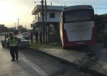 Autobuzi përplaset me “Benzin”, përfundon në oborrin e një banese