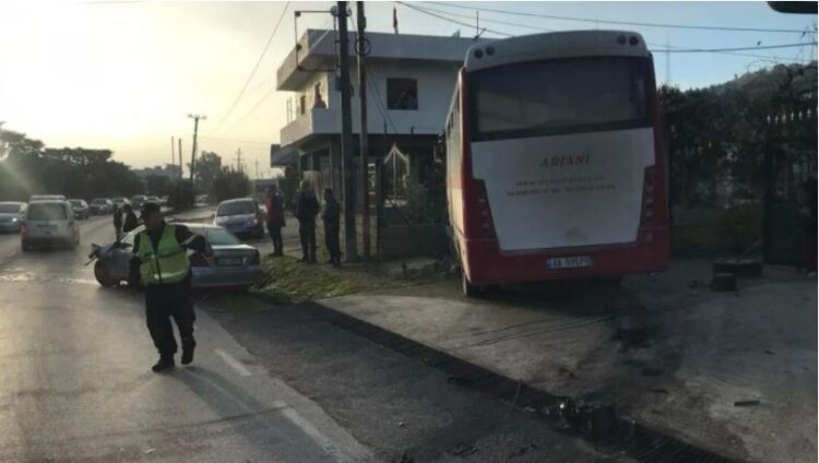Autobuzi përplaset me “Benzin”, përfundon në oborrin e një banese