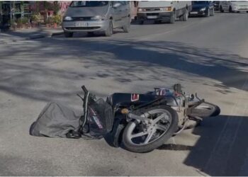 Aksident në Fier/ Makina përplas motorin, një i lënduar