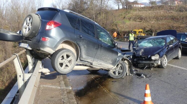 Aksident i rëndë në Qukës/ Përplasen dy automjete, 6 të plagosur