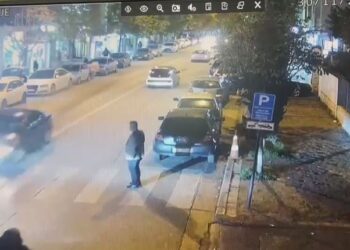 VIDEO/ Ja momenti kur polici përplaset duke kaluar vijat e bardha