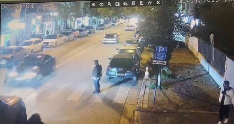 VIDEO/ Ja momenti kur polici përplaset duke kaluar vijat e bardha