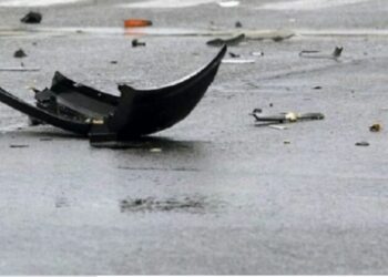 Aksidenti i rëndë, mjeti del nga rruga dhe përmbyset