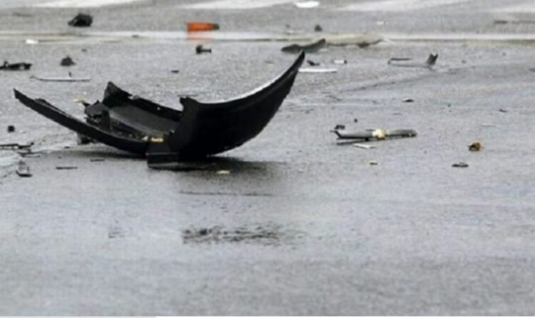 Aksidenti i rëndë, mjeti del nga rruga dhe përmbyset