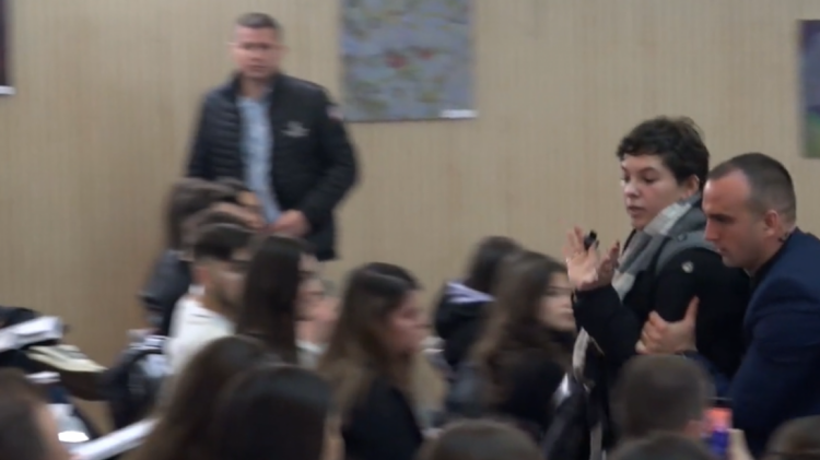 VIDEO/ Aktivistja e PSD-së fishkëllen dhe gjuan në drejtim të Kurtit