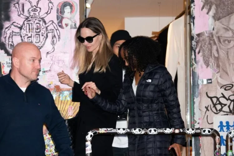 Angelina Jolie dhe vajzën e saj ndryshojnë veshje, shfaqen me…