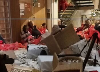 Anija lundruese në panik në Detin e Veriut me dallgë 20 metra!