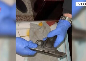 Mbante në banesë armë zjarri dhe municione, arrestohet 59-vjeçari