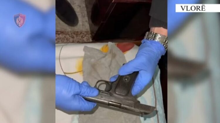 Mbante në banesë armë zjarri dhe municione, arrestohet 59-vjeçari