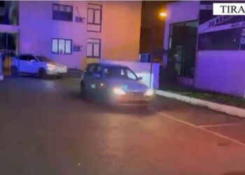 Vodhi makinë në oborrin e një banese, arrestohet 43 vjeçari