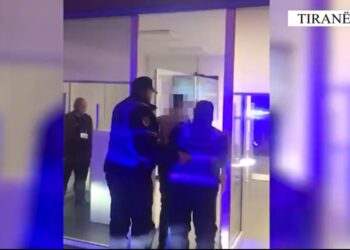 Qëlloi me kallashnikov në ajër, arrestohet 27 vjeçari në Tiranë