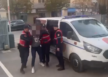 EMRI/ Kreu tre vjedhje brenda 10 ditëve, arrestohet i riu në Durrës