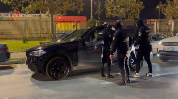 EMRAT/ Të shpallur në kërkim ndërkombëtar, arrestohen tre persona