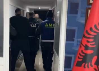 Në akuzë për korrupsion, arrestohet dy punonjës të policisë në Rinas