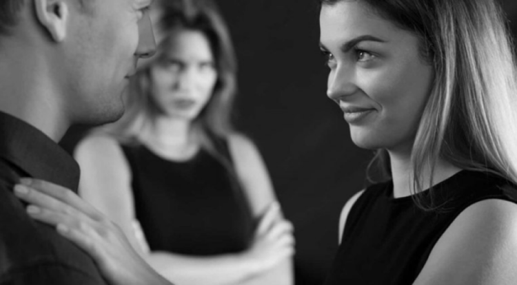 Çfarë duhet të bësh nëse dikush flirton me partnerin kur ti je aty