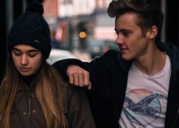 Pesë sinjale që tregojnë se shoku juaj është i dashuruar me ju