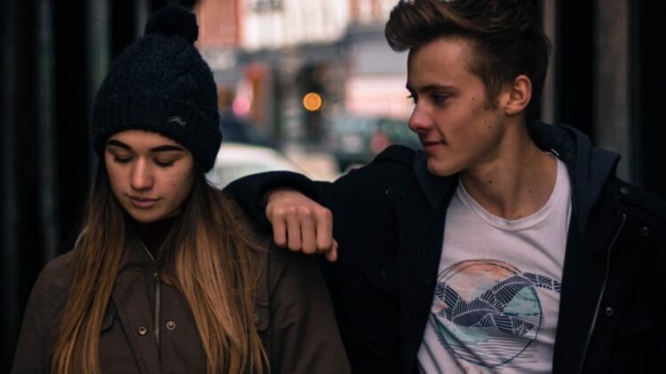 Pesë sinjale që tregojnë se shoku juaj është i dashuruar me ju