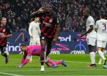 Ditë e keqe për Neuer, Eintracht turpëron Bayern