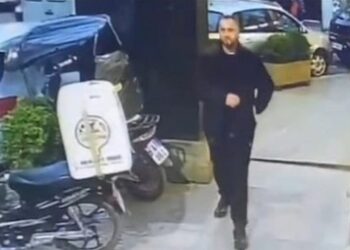 FOTO/ Qëlloi mbi 42 vjeçarin, autori ecën i qetë me armë në dorë