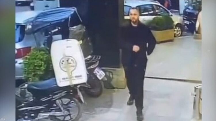 FOTO/ Qëlloi mbi 42 vjeçarin, autori ecën i qetë me armë në dorë