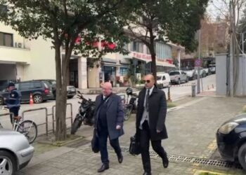 Avokatët mbërrijnë në Gjykatë, Berisha takim me të rinjtë demokratë