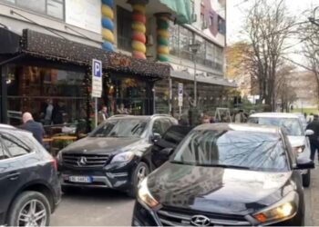 Oficerët e policisë gjyqësore mbërrijnë në banesën e Sali Berishës