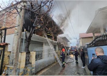Pogradec, përfshihet nga zjarri kati i dytë i një banese
