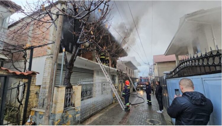 Pogradec, përfshihet nga zjarri kati i dytë i një banese