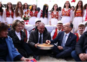 Gju më gju me popullin dhe tepsinë përpara, Begaj viziton Peqinin