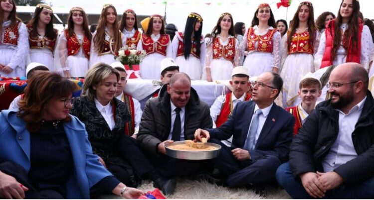 Gju më gju me popullin dhe tepsinë përpara, Begaj viziton Peqinin