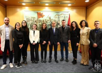 Presidenti Begaj me një grup studentësh: Gëzuar Ditën e Rinisë!