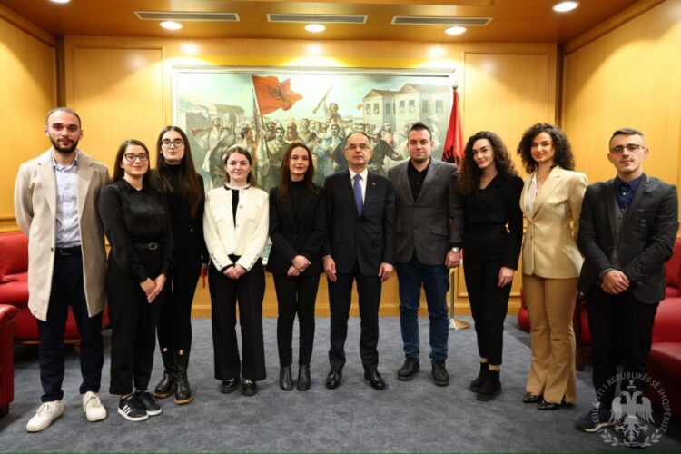 Presidenti Begaj me një grup studentësh: Gëzuar Ditën e Rinisë!