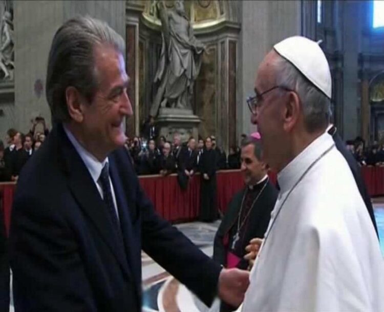 Berisha uron Krishtlindjet: Besim e forcë për mbarë shqiptarët!