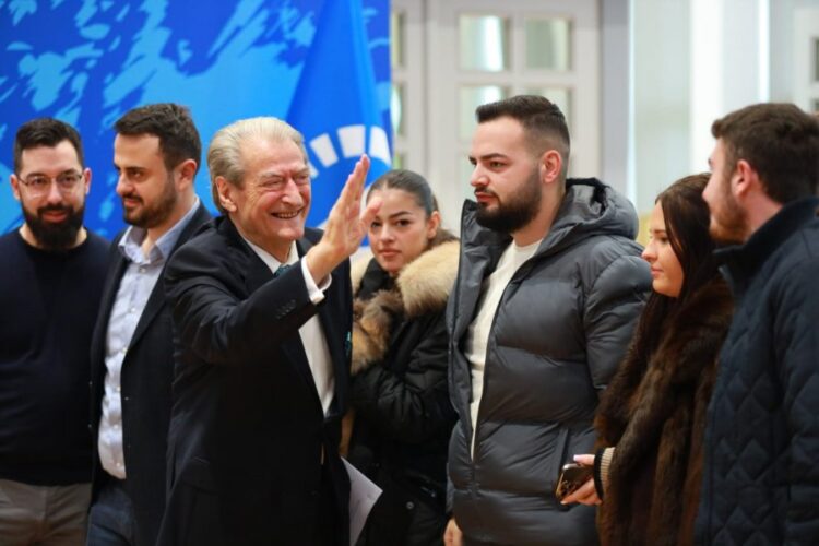 Berisha të rinjve: Nëse ju ngriheni, Edi Rama i ka orët e numëruara