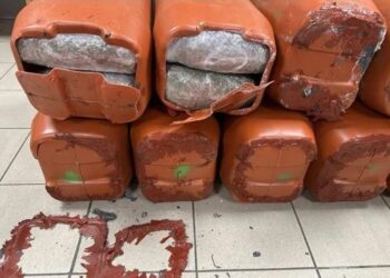 EMRAT/ Kapen në Selanik 54 kg drogë në bidona, në pranga 2 shqiptarë