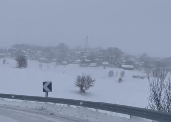 Reshje bore dhe erë e fortë, disa zona në Kukës pa energji elektrike